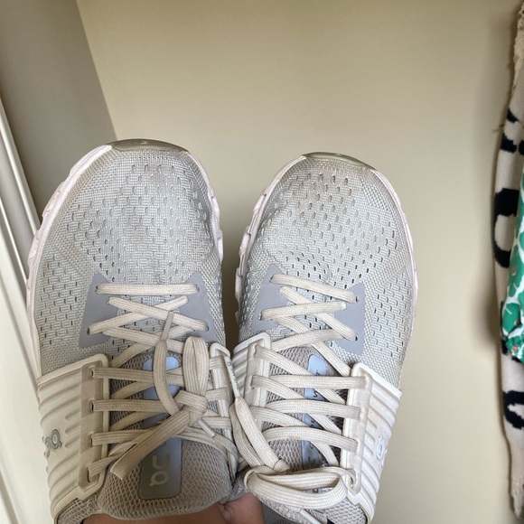 On Cloud clouswift grey and white tennis shoes size 8.5 - Picture 13 of 14